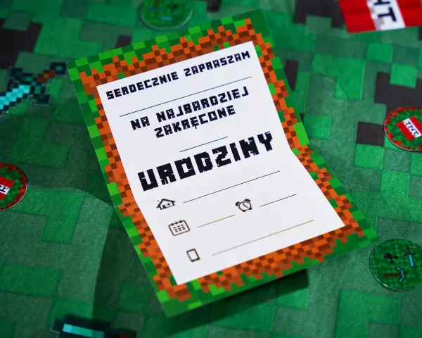 Zaproszenia na urodziny w stylu Minecraft. Jak przygotować zaproszenia na urodziny dla dzieci z postaciami z bajek i gry? Pikselowe detale i ikony gry.