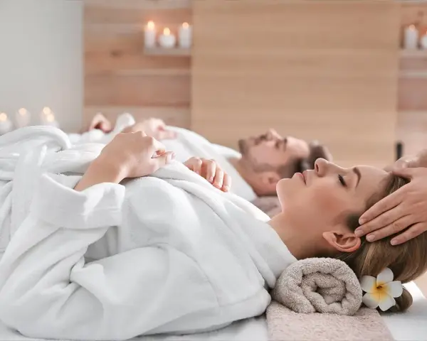 Para radzi sobie z objawami stresu przedślubnego, relaksując się na masażu. To sposób na zachowanie spokoju i cieszenie się dniem ślubu.