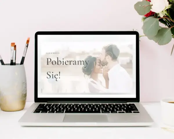 Laptop z interaktywną stroną www "Pobieramy się!" pokazuje przyczyny rezygnacji z drukowanych zaproszeń.