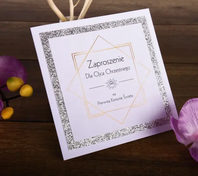 Eleganckie zaproszenie na Komunię Świętą dla Ojca Chrzestnego. Brokatowa ramka i złote linie tworzą wyjątkową oprawę.