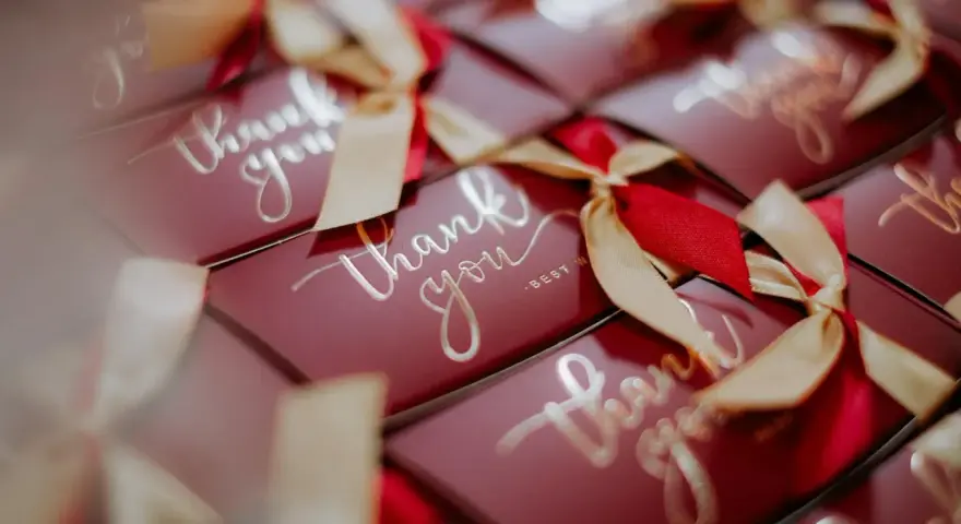 Eleganckie pudełka z napisem "thank you", idealne jako podziękowanie dla gości weselnych lub jako upominek dla gospodarzy domówki.