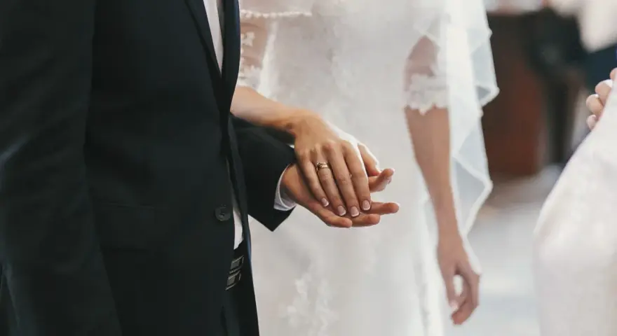 Para ślubna trzyma się za ręce. Czy do ślubu potrzebne jest świadectwo religii? Zależy od wyboru pary.