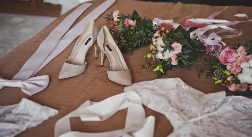 Jak zakończyć przygotowania na tydzień przed ślubem? Czas na relaks! Delikatne buty, bukiety i koronki czekają na wielki dzień.