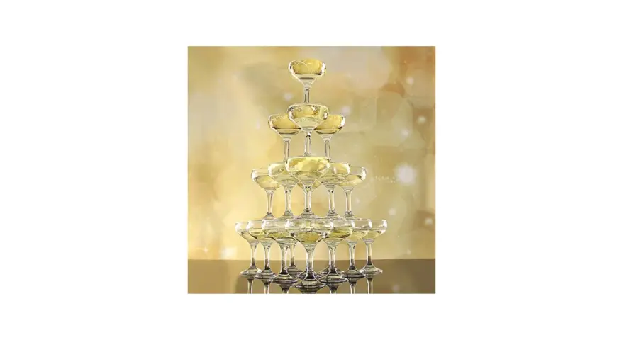 Jak przygotować "champagne tower" żeby była bezpieczna i efektowna? Piramida z kieliszków szampana, wypełniona złotym trunkiem, na tle błyszczącej, złotej scenografii.