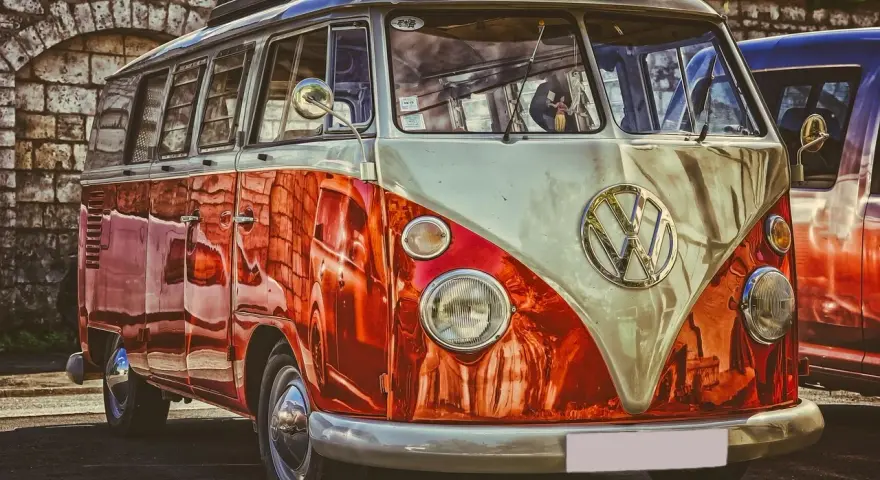 Klasyczny VW Transporter, idealny do logistyki i zaplanowania noclegów i transportu dla gości przyjezdnych.