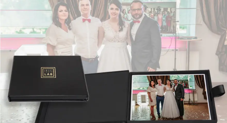 Najciekawsze atrakcje weselne zamiast fotobudki w 2026: elegancki album ze zdjęciami pary młodej i gości.