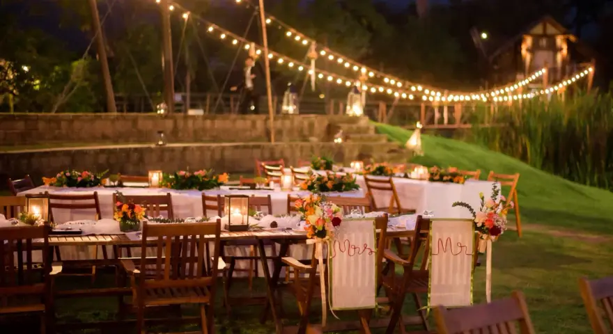 Eleganckie stoły z kwiatami i świecami, girlandy świateł. Trendy w zaproszeniach na "garden party" i letnie grille to naturalność i romantyzm.