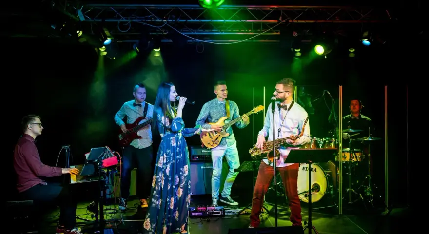 Ile kosztuje wynajęcie zespołu disco polo na wesele? Ceny i wskazówki