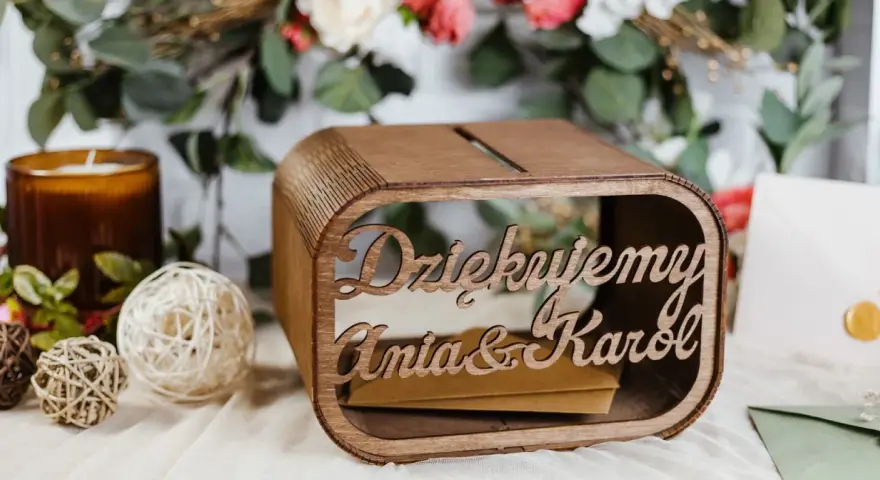 Drewniana skrzynka na koperty z napisem "Dziękujemy Ania & Karol" - ciekawe pomysły na prezenty dla pary młodej zamiast gotówki.