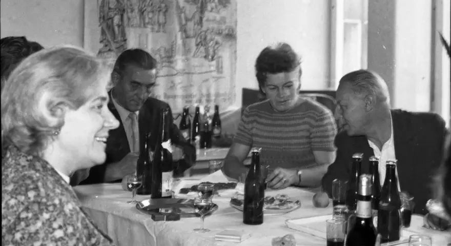 Nostalgiczne menu na imprezę w stylu PRL – smaki, które zachwycają