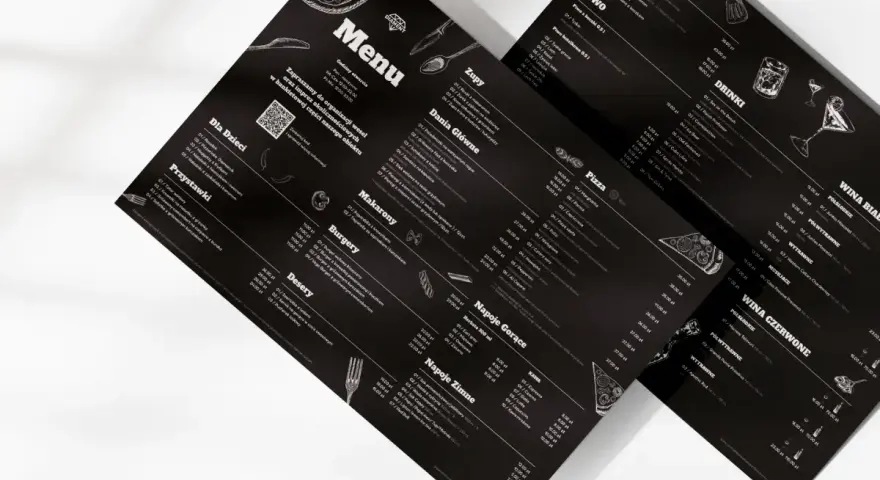Czarne menu z białymi napisami i grafikami. Czy warto personalizować menu pod kątem graficznym dla każdego gościa? To pytanie nabiera sensu, gdy widzimy tak stylowe propozycje.