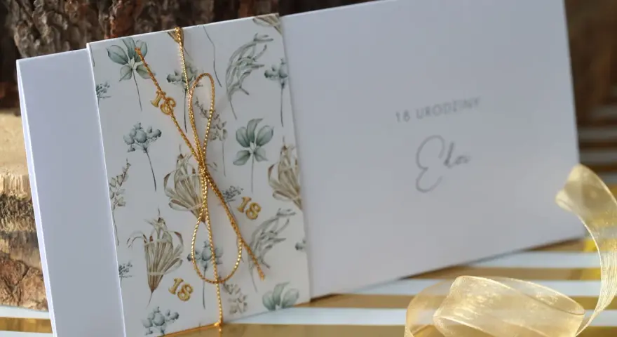 Eleganckie zaproszenia na 18 urodziny z motywem roślinnym i złotym sznurkiem. Idealne, by pokazać, jak spersonalizować zaproszenia na osiemnastkę diy pomysły i materiały.