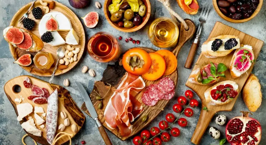 Impreza w stylu lat 80: smakowite menu, które zachwyci gości