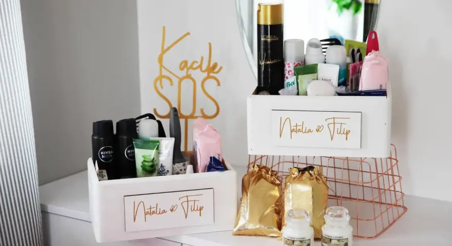 Jak przygotować koszyczek ratunkowy do łazienki? Lista niezbędników: kosmetyki Nivea Men, żele, chusteczki, spray L'Oréal, świeczki Yankee Candle.