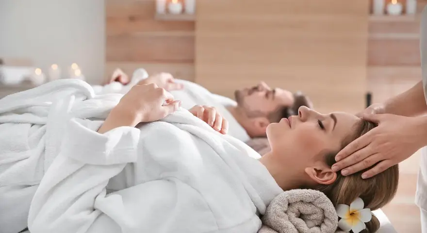 Para uniknąć objawów stresu przedślubnego i "wedding burnout", panna młoda relaksuje się na masażu głowy w spa.