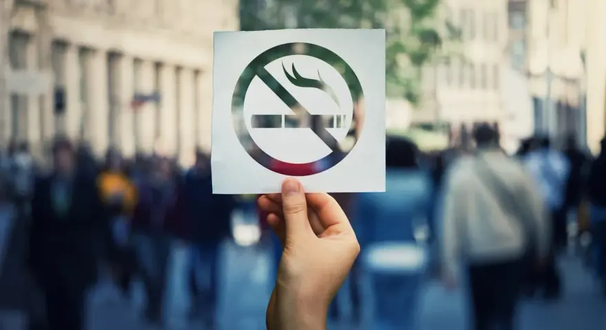 Zasady palenia tytoniu i e-papierosów podczas uroczystości: zakaz palenia w miejscach publicznych.