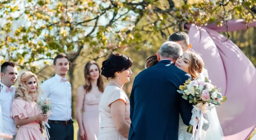 Co wpisać do księgi gości weselnych od rodziców, by wzruszyć?