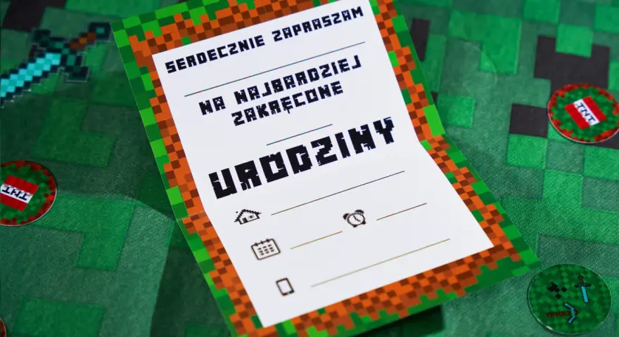 Zaproszenia na urodziny w stylu Minecraft. Jak przygotować zaproszenia na urodziny dla dzieci z postaciami z bajek i gry? Pikselowe detale i ikony gry.