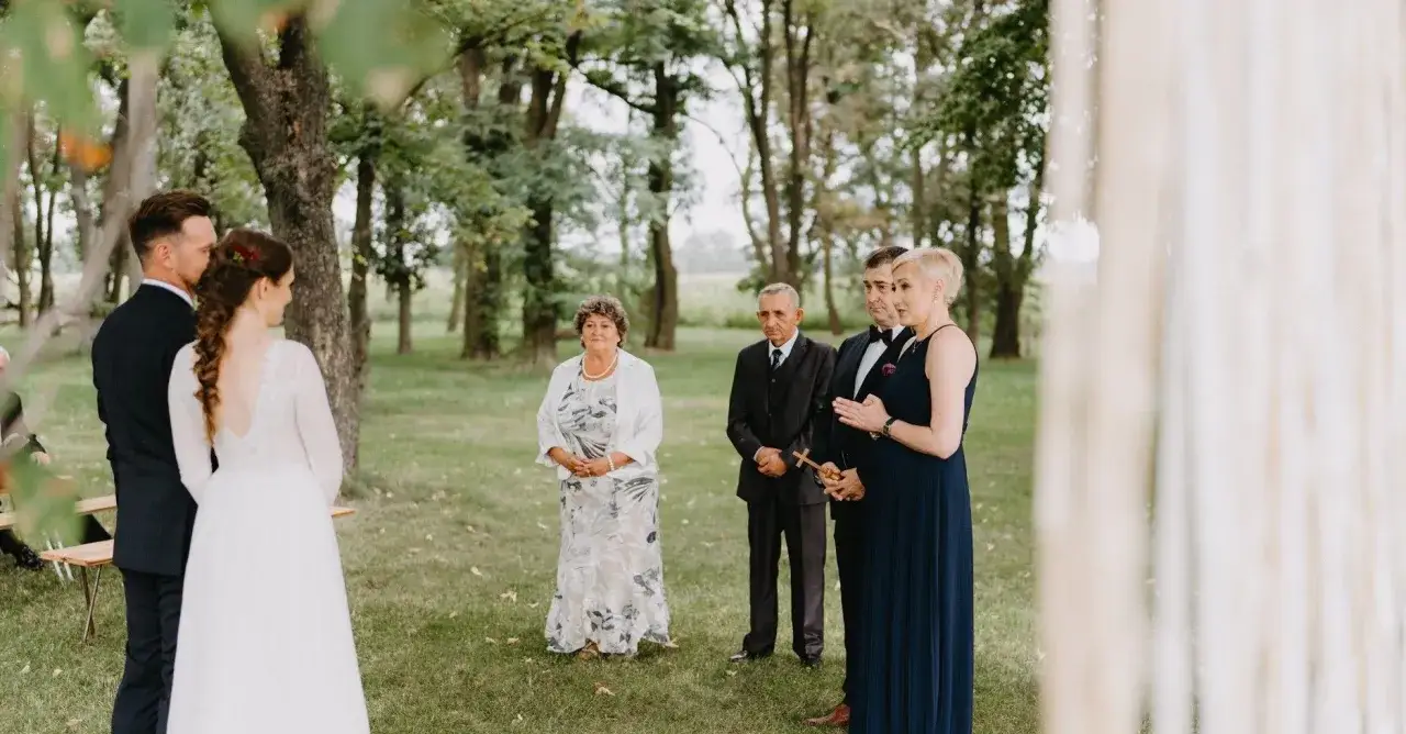 Rodzina świętuje, a błogosławieństwo w domu rodzinnym symbolizuje powrót do tradycji i głębokich więzi.