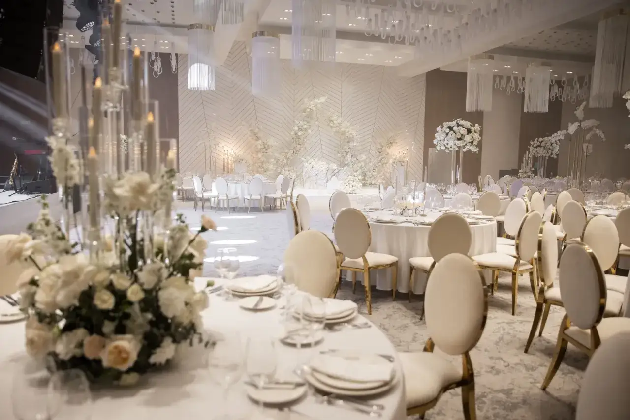 Elegancka sala weselna z białymi kwiatami i świecami. Jak sprawdzić rzetelność sali weselnej przed podpisaniem umowy? Zwróć uwagę na detale.