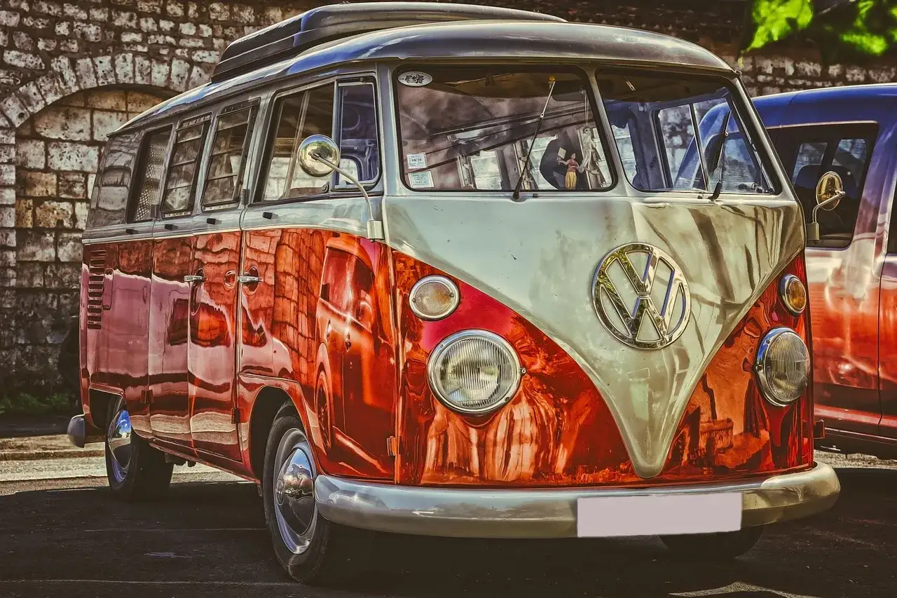 Klasyczny VW Transporter, idealny do planowania logistyki transportu i noclegu dla gości przyjezdnych.
