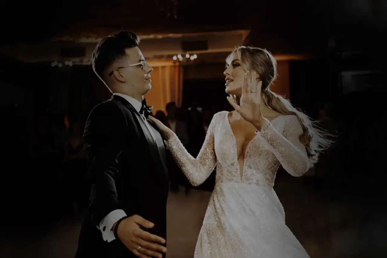 Para unik w tańcu, unikaj błędów w wyborze oprawy muzycznej: DJ czy zespół?