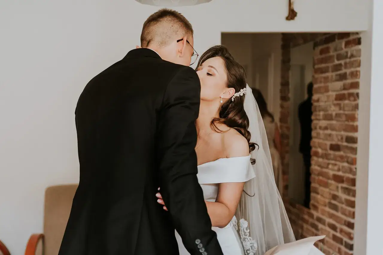 Pierwsze spojrzenie pary młodej przed ceremonią. Wzruszający moment, który pokazuje, dlaczego warto zorganizować