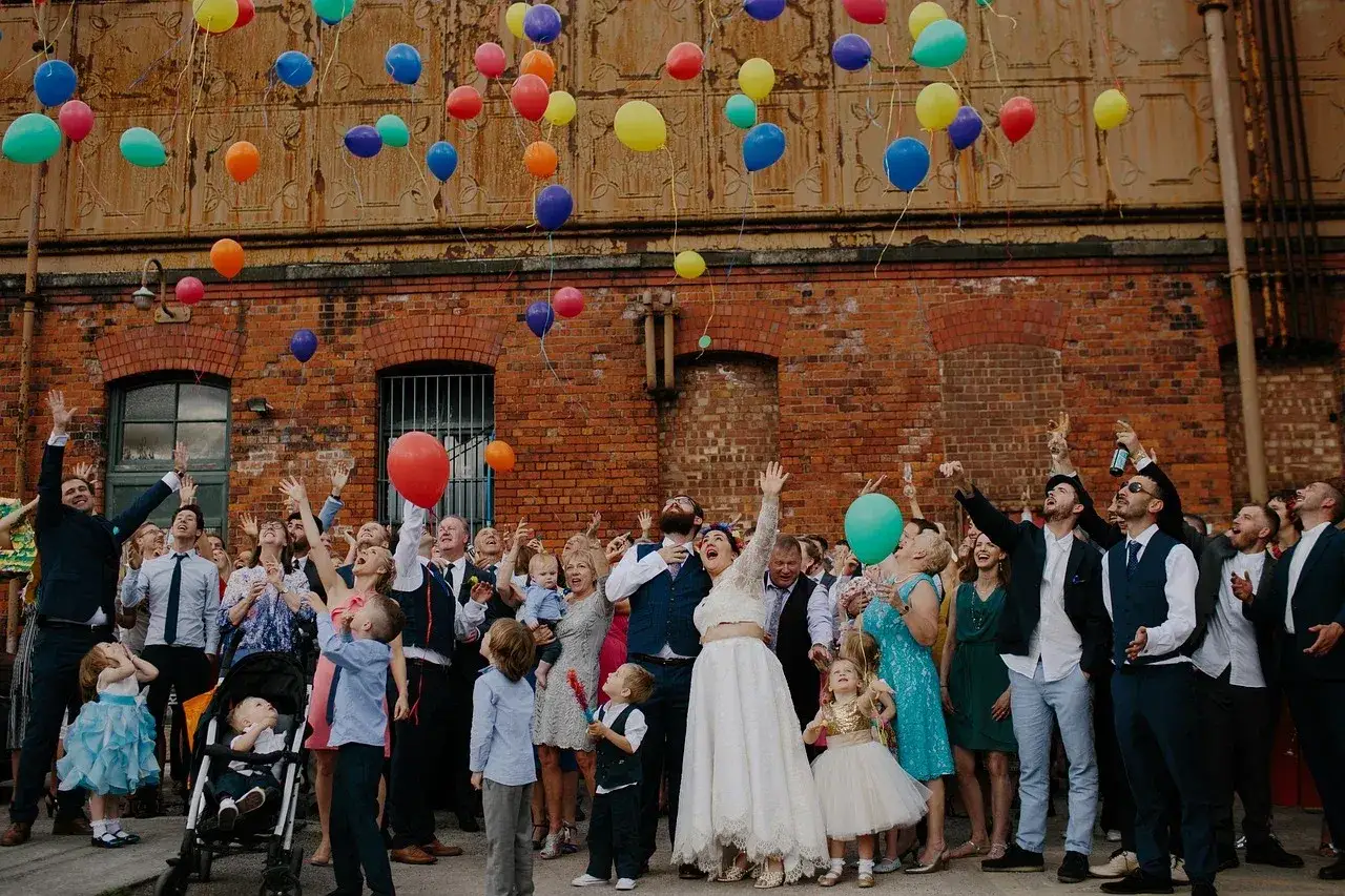 Wesele z kolorowymi balonami. Jak przygotować krótkie i zabawne przemówienie jako przyjaciel pary?