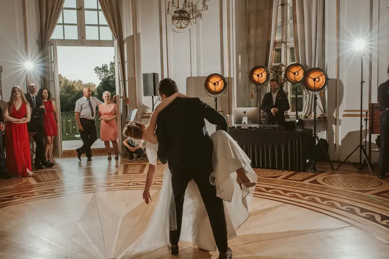 Para uniknąć błędów w wyborze oprawy muzycznej (DJ czy zespół), warto zwrócić uwagę na atmosferę wesela.