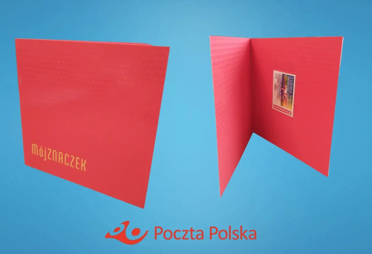 Czerwone etui z napisem 