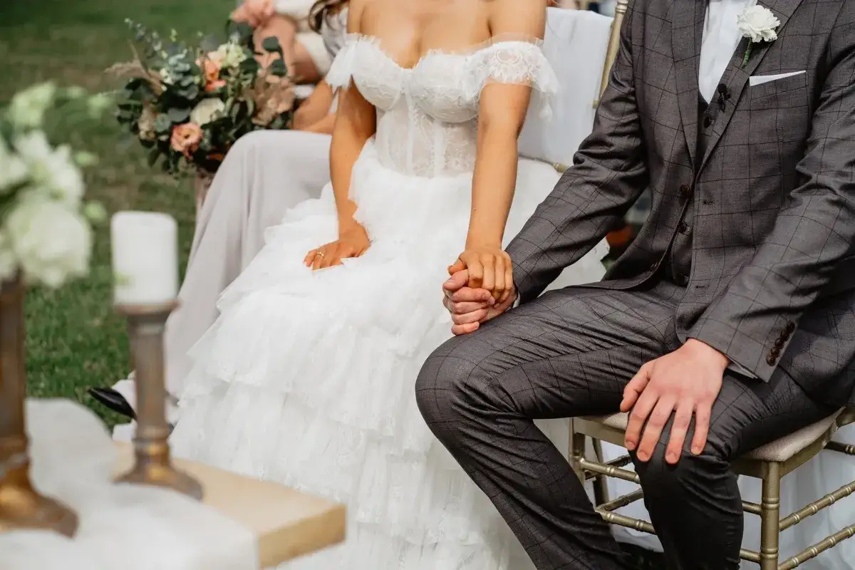 Para ślubna trzymająca się za ręce. W 2026 roku jakie dokumenty do ślubu konkordatowego są potrzebne?
