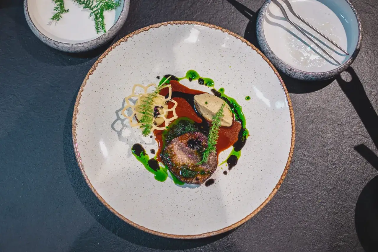 Eleganckie danie fine dining na talerzu. Poznaj zasady serwowania dań w stylu 