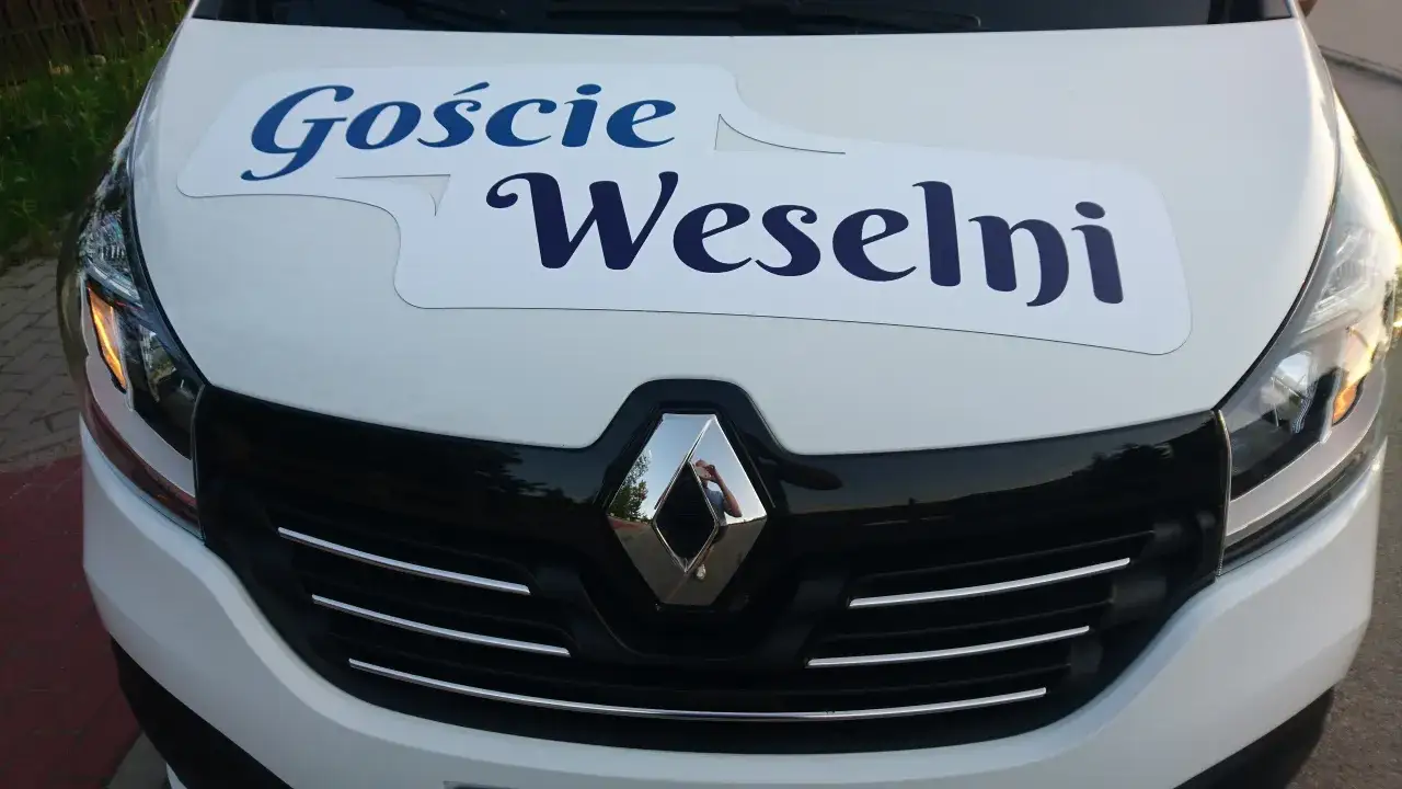 Biały van z napisem 