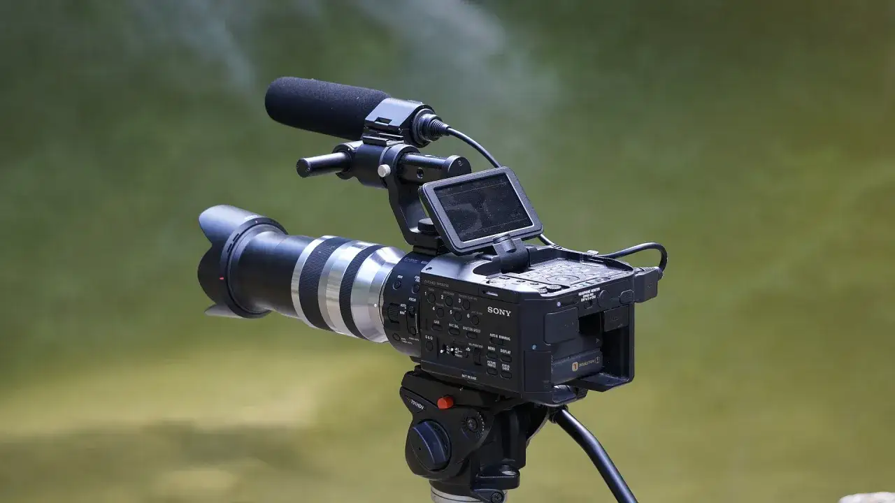 Profesjonalna kamera Sony z mikrofonem i obiektywem. Brak odpowiedniego oświetlenia na parkiecie może negatywnie wpłynąć na jakość filmu.