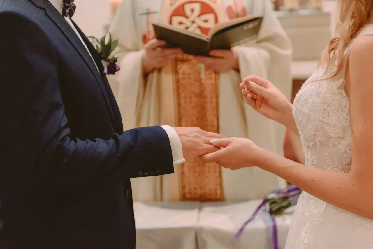 Para młoda wymienia obrączki podczas ceremonii. Czy ślub cywilny to grzech? To pytanie zadaje sobie wiele par.