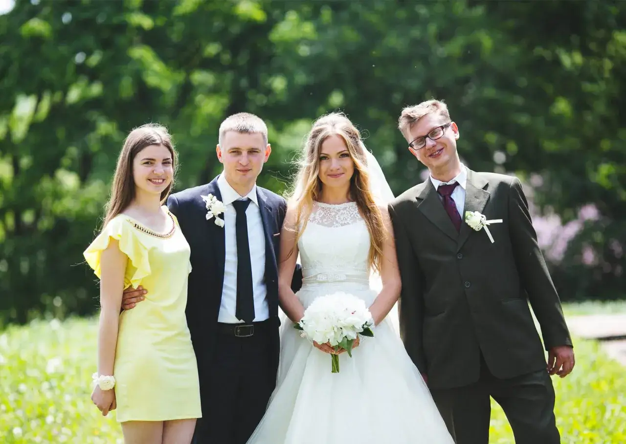 Para młoda z druhnami i świadkami. Czy świadek na ślubie musi być pełnoletni? Zwykle tak, ale prawo tego nie precyzuje.