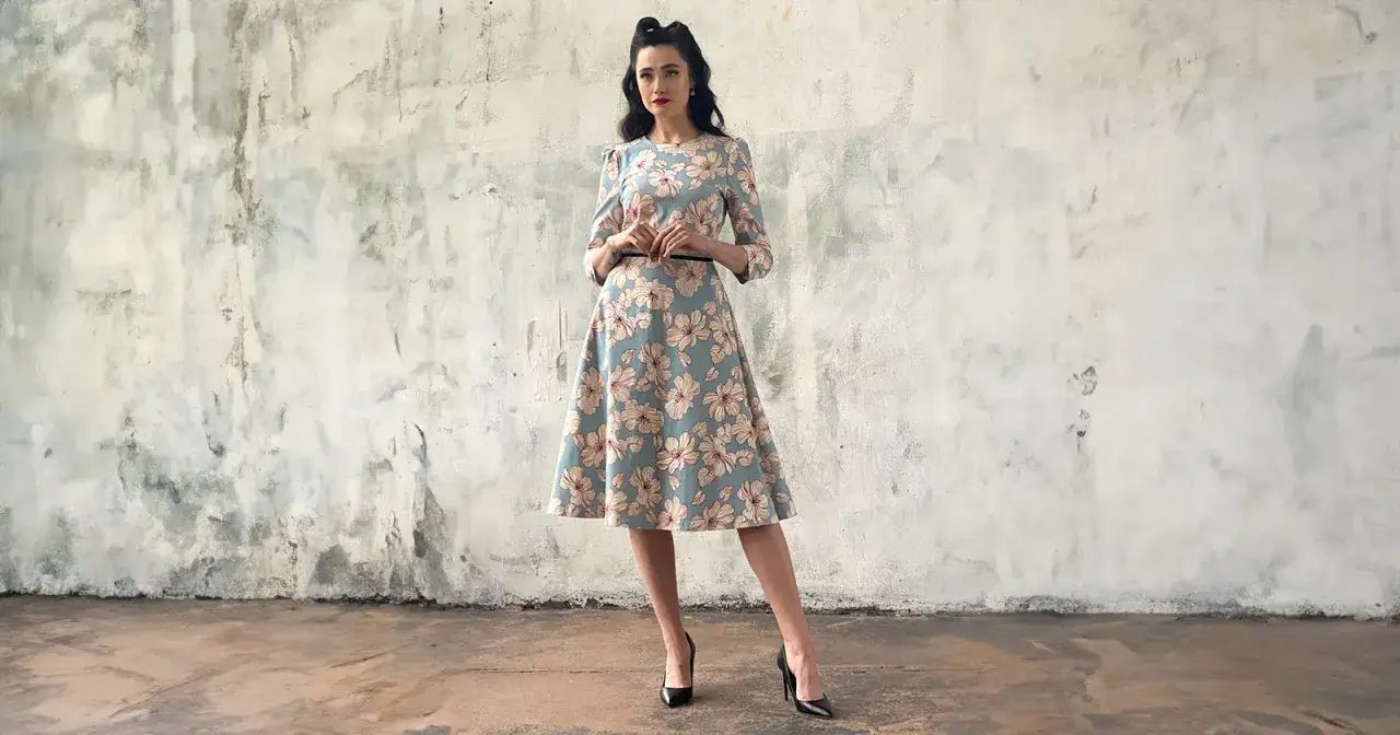 Elegancka sukienka w kwiaty to świetny pomysł, co ubrać na chrzest jako gość.