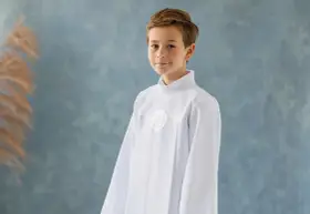 Chłopiec w albie komunijnej. Jak ubrać chłopca na komunię pod albę? Elegancko i z klasą.