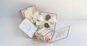 Eleganckie pudełko-niespodzianka z życzeniami na Chrzest. Idealny pomysł, co się daje na chrzest jako chrzestna.