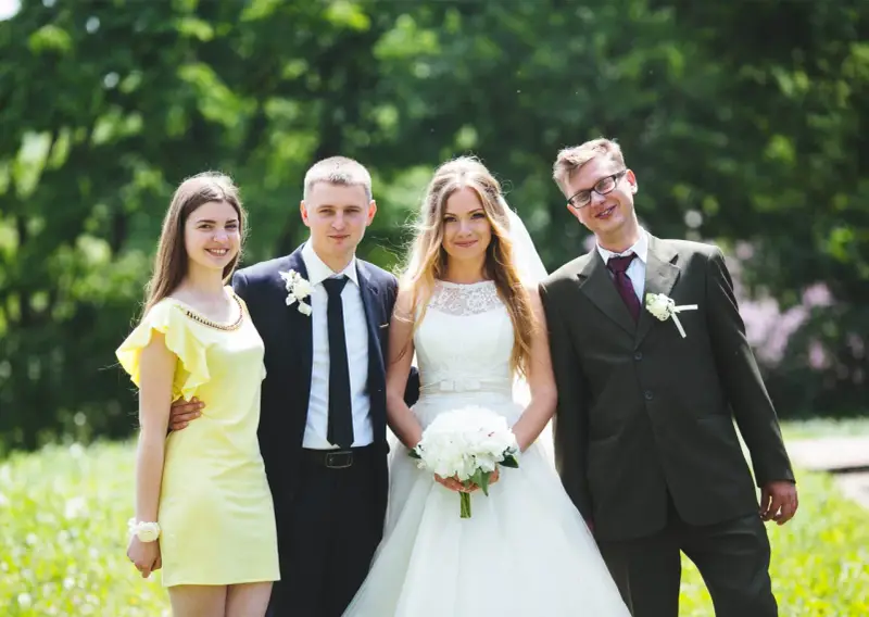 Para ślubna z druhną i świadkiem. Czy świadek na ślubie musi być pełnoletni? Zwykle tak, ale prawo dopuszcza wyjątki.