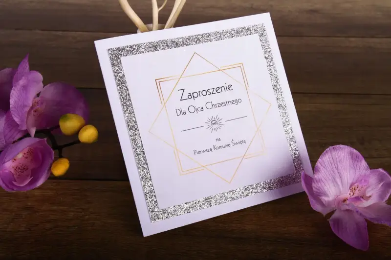 Eleganckie zaproszenie na Komunię Świętą dla Ojca Chrzestnego. Brokatowa ramka i złote linie tworzą wyjątkową oprawę.